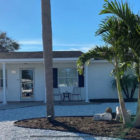 Tropical Backyard Heated Pool House Close to Beach