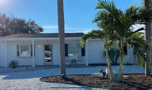 Tropical Backyard Heated Pool House Close to Beach