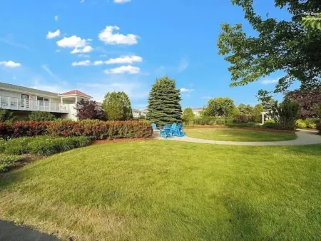 Cute condo with pool ideal for spring and summer fun Отели в г. Дуглас