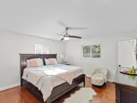 Dog Friendly with Fully Fenced Half Acre Yard, Prime Location, and in-Law Suite! Hotels in Springfield