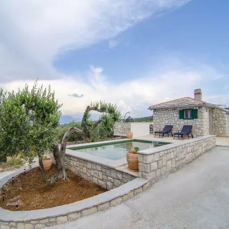 Holiday Home Bliss - Holiday Home with Outdoor Pool and Sea View (ST)