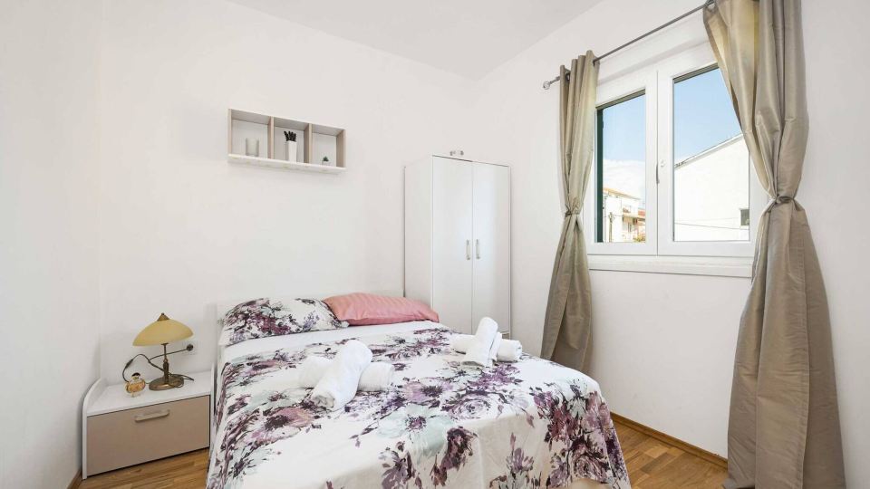 Spacious apartment in Brodarica with garden