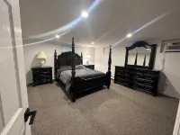 Cozy 3BR Getaway with Parking & Full Kitchen @ Melville Hotels in Melville