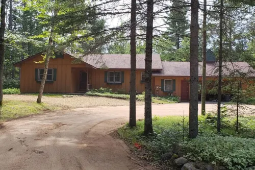 Eagle River/Conover House -Come Explore NearTrails Hotels in Conover