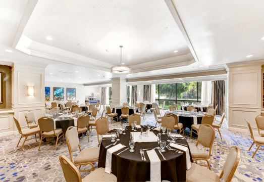 1. 엠버시 스위트 ..