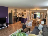 Charming Cottage in Scenic Seattle with AC, WiFi, and All the Comforts of Home.