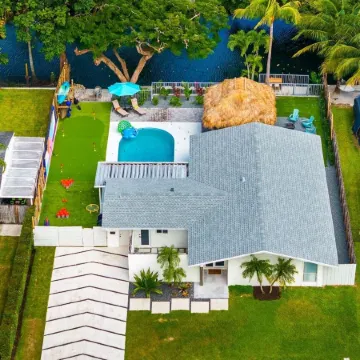 Family Retreat Sleeps 11, Heated Pool, Mini Golf, Kayak Experience, Waterfront