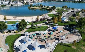 Chic Apt w Jacuzzi Pool BBQ Mountain Views