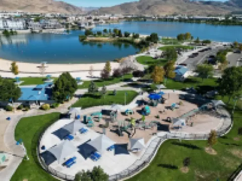 Chic Apt w Jacuzzi Pool BBQ Mountain Views Hoteles en Sparks