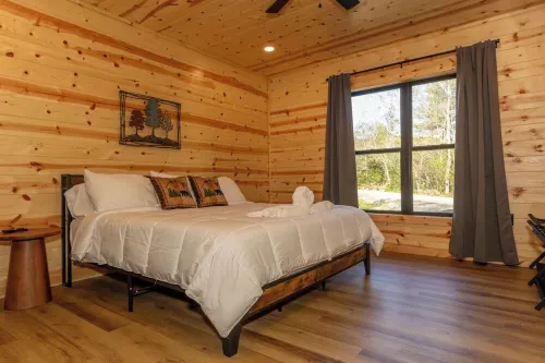 Relaxing luxury lodge, 4-bedroom retreat with WiFi, AC in Logan Hotels in Starr Township