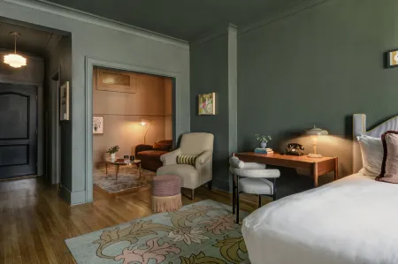 MarQueen Hotel Отели рядом с достопримечательностью «Seattle Cruise Ship Terminal 91»