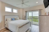 Walk to Surf City Beach: Ocean-View Home w/ Decks! - ビーチサイド