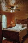 Stunning Blue Ridge Mountain View Cabin with Covered Hot Tub in Luray, VA