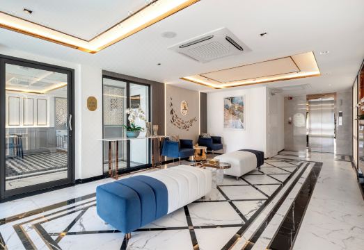 더 오션 파통 호텔의 모던한 객실 내부