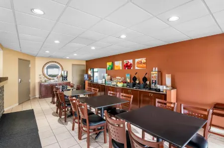 Quality Inn Waterbury Отели рядом с достопримечательностью «Seven Angels Theatre»