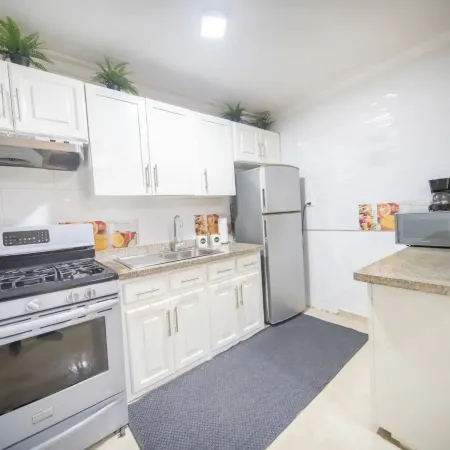 Stylish 1r-1b Apt Near the Beach and Main Street