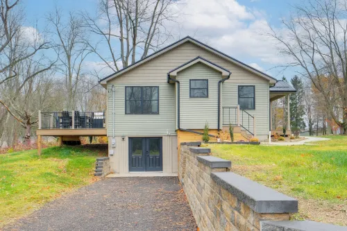 Walk to Lake: Pet-friendly Cottage in Jamestown! - Country Houses