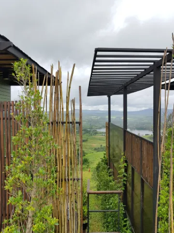 The Proud Green Garden Hill Resort Отели рядом с достопримечательностью «Samakeejit Boontham Bureau of Monks»