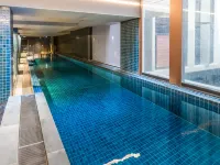 Modern 1-Bed Apartment With Pool And Sauna Hotéis em Braddon
