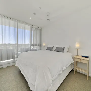 Modern 1-Bed Apartment With Parking