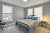 Walk to Main Street! Updated Norwich Home - Homestays
