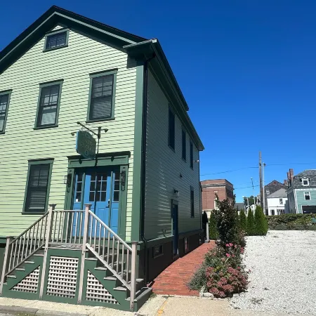 Epic Downtown Newport Location w Parking