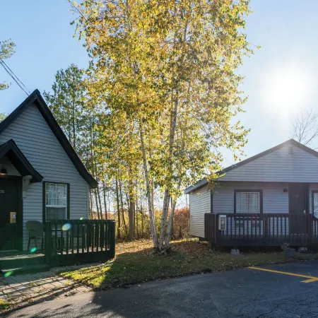 Super 8 by Wyndham Gananoque        Country Squire Resort