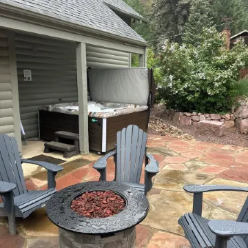 5 bd 4 bth, AC, fireplace, hikes, waterfalls, salt water hot tub, walk to town!