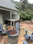 5 bd 4 bth, AC, fireplace, hikes, waterfalls, salt water hot tub, walk to town!