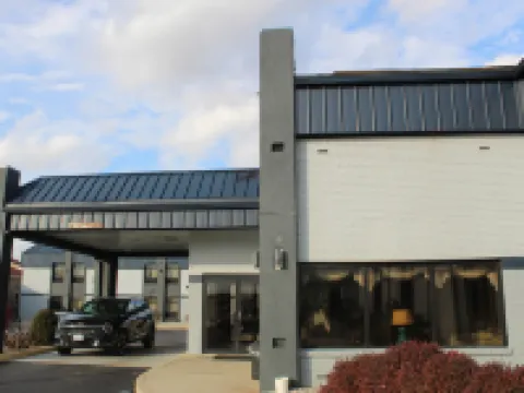 Quality Inn & Suites University Area Hotels in Muncie