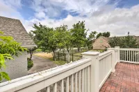 Studio in College Station w/ Expansive Deck! - Apartments