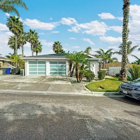 Sunny & Cozy Beach Escape: 5 star Location - Outdoor space