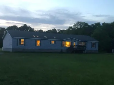 15 Miles from Windham Mountain  Cozy Getaway Cottage: King Bed/ Game Room