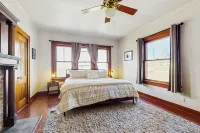 Walkable 1900s Home w/ Porch in Downtown Buda - Wifi