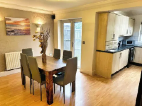 3 Bed Town House - Sleeps 5 - Ensuite - Off Street Parking - Pets Welcome - Wifi