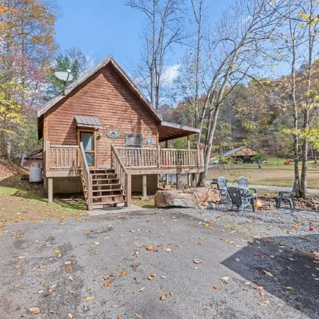Cozy Creekside Cabin just a few steps from Lands Creek!