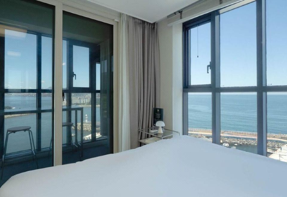 창밖 오션뷰 풍경