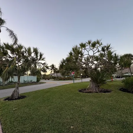 Beach Access 3-bedroom apartment in tranquil Jupiter, Pool, AC, Park, Wifi.