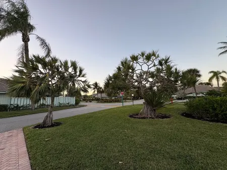 Beach Access 3-bedroom apartment in tranquil Jupiter, Pool, AC, Park, Wifi.