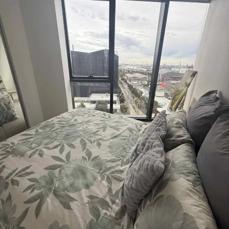 Cosy 2 bedroom apartment with pool, gym and sauna Отели рядом с достопримечательностью «Стадион Этихад»