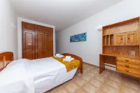 P 03 - Bedroom 3 in Meia-Praia Seaview Guesthouse - 3 stelle