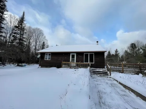 Cozy Welcoming Laughing Whitefish River Cabin Ready For Your Visit