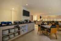 Courtyard by Marriott Santa Marta Resort - breakfast