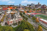 1 Mi to Dtwn Cincinnati: Spacious Townhome w/ Deck - Condos