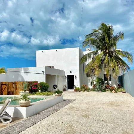 Coastal Casual Bliss: Beach + Pool + Rooftop Deck + Generator + Fast Internet