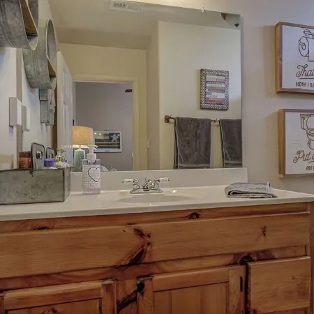 Guest House with horse privilege's, in the country & beautiful neighborhood.