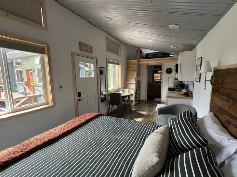 Tiny House w/ Forest Deck - Spruce Woods Acre 貝爾克里克酒店