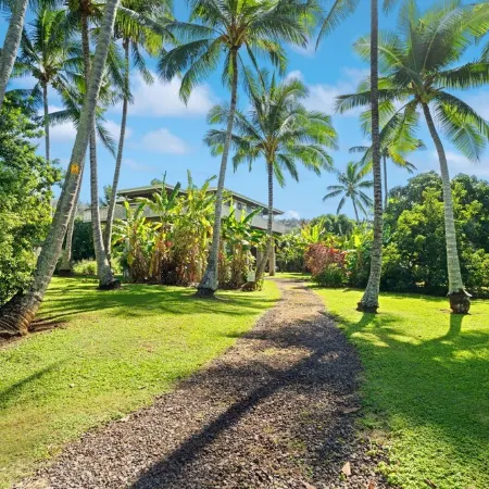 STEPS FROM STUNNING MOLOAA BAY