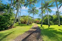 STEPS FROM STUNNING MOLOAA BAY