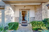 Cozy Island Townhouse W/screened Porch, Shared Pool, & Serene Pond Views Hotels in 